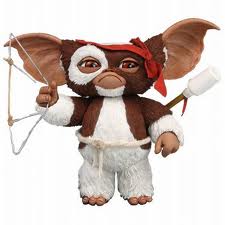 gizmo la peluche extraterrestre s'est déguisé en rambo pour partir en guerre contre les gremlins. Une métaphore de l'écrivaine qui part en guerre contre les clichés de la romance geek
