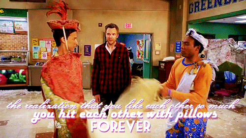 troy et abed de la série community sont déguisés en chef de guerre maures et ils se battent à coups de coussins.