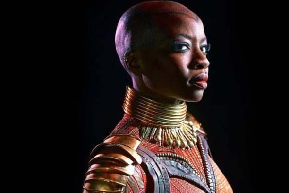Danai Gurira, ou Okoye, dans Black Panther. L'actrice noire la plus belle et la plus puissante du siècle nous regarde avec son collier traditionnel africain et son armure pourpre en vibranium