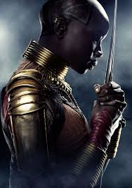 okoye de black panther regarde dans le vide en serrant son arme
