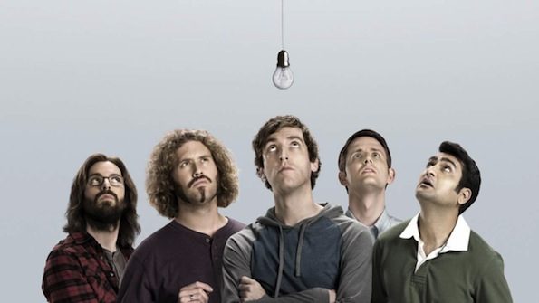 la bande de la série geek Silicon Valley qui regarde une ampoule comme si ils venaien de découvrir le fil à couper le beurre
