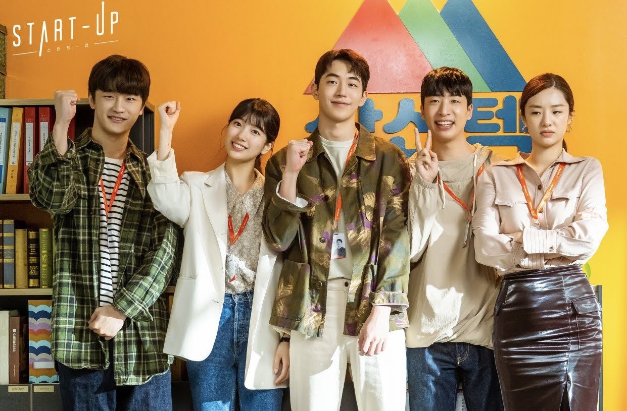 la bande de start up le kdrama sur fond orange de l’accélérateur où ils bossent