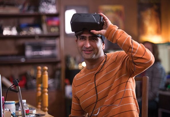 kumail relève son casque de réalité virtuelle, il joue Dinesh dans la série geek Silicon Valley
