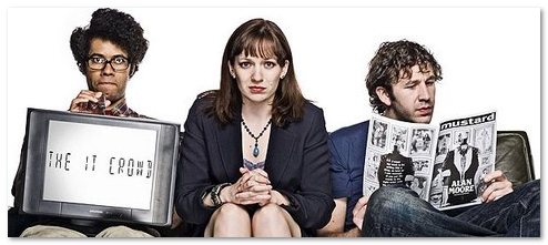 pauvre jen assise entre le nerd moss et son ordi et le gors geek Roy, qui lit un comics pffff… c'est dur pour une femme de bosser dans une série geek